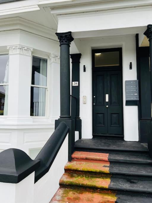 Coastal Luxury Home In マーゲイト エクステリア 写真